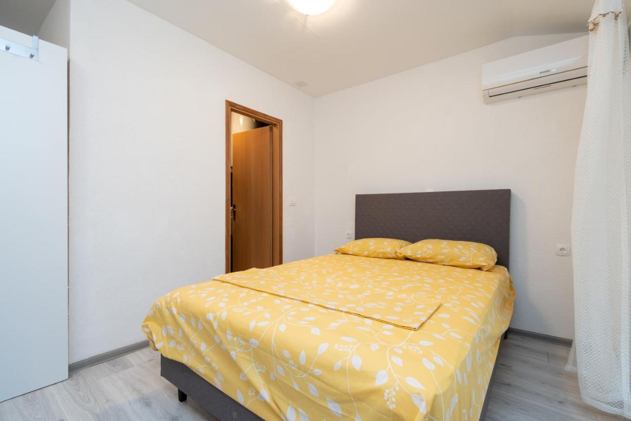 Apartments And Rooms By The Sea Posedarje, Novigrad - 21123 Екстер'єр фото